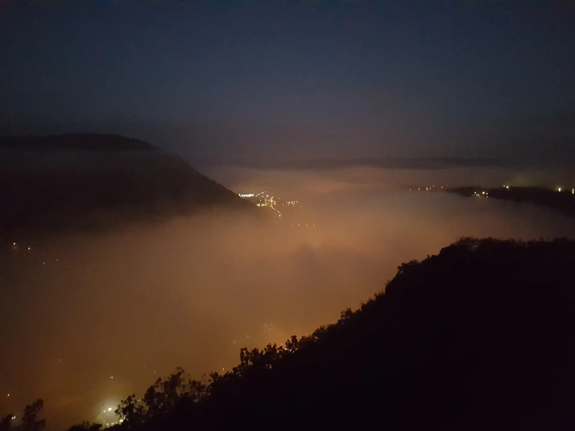 Sonnenaufgang über dem Lahntal, aufgenommen am Concordiaturm Sonnenaufgang über dem Lahntal, aufgenommen am Concordiaturm